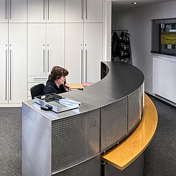 Viscom_Metallgestaltung_Kontakt_Empfang Viscom Metallgestaltung Kontakt Empfang